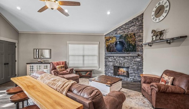 Gallop and Grace Cottage with 2 King Rooms