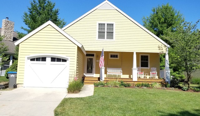 Gorgeous Harbor Country Cottage; PRIVATE HOT TUB; close to downtown/beach