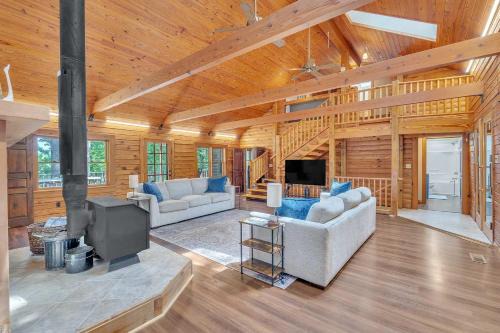 Gorgeous Lakefront Escape - New Renovations