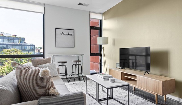 Gorgeous Shaw Studio w/Gym & Doorman, nr Nightlife, by Blueground