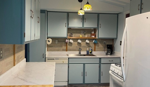 Grandma's House LA Charming 3-bedroom corporate apt/duplex w/WiFi, Lake Ann