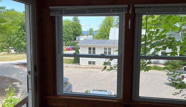 Great location 2 minutes Walking to downtown and to the lake