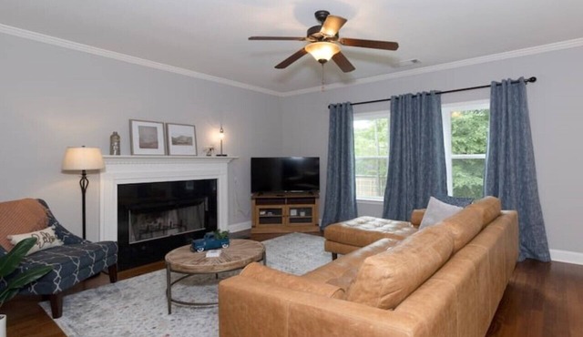 Great location! Spacious 4BR home in N. Columbus