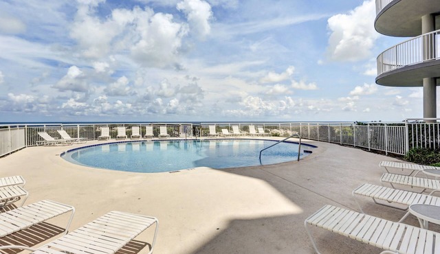 Ground-floor oceanfront condo with patio, full kitchen, WiFi & shared pool