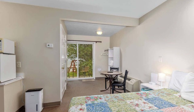 Ground Level Lakeview Room with 1 Double bed suite