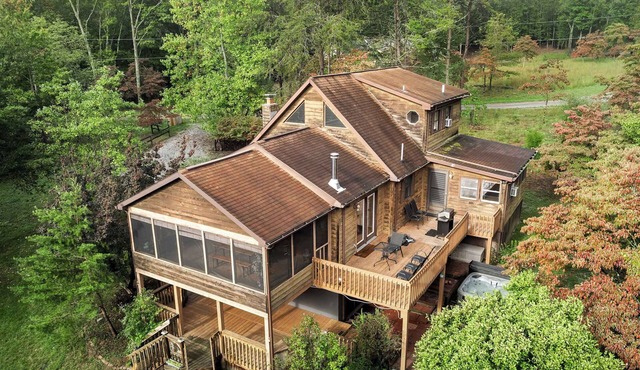 Group-friendly cabin w/hot tub & deck