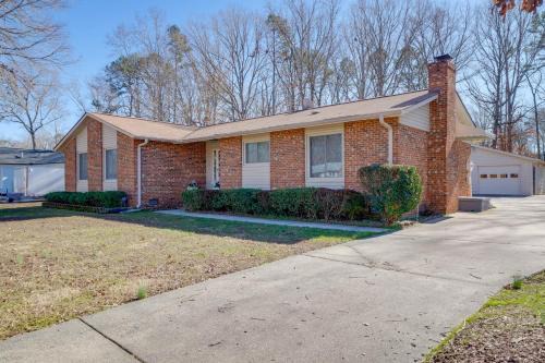 Group-Friendly Durham Home 6 Mi to Duke University