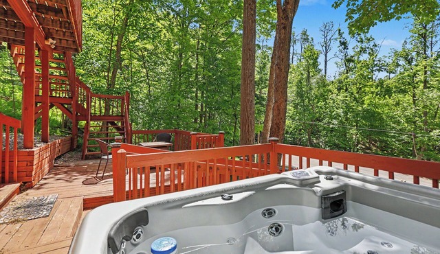 Harbor Springs, walking distance, base of Nubs two minutes to Highlands+hot tub.