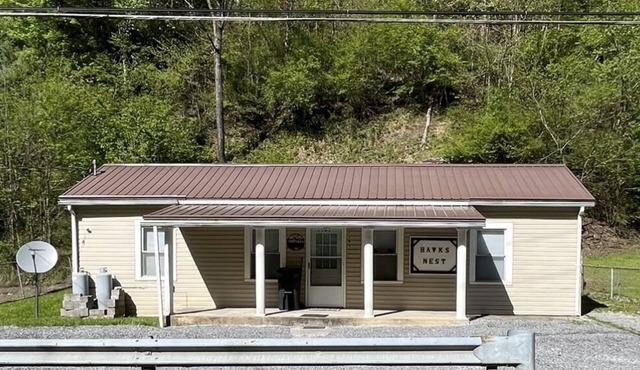 Hawks Nest rentals only 2 miles from Hatfield Mccoy trailhead!