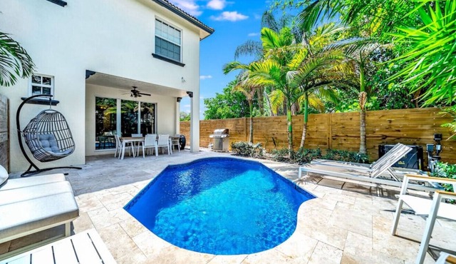 HEATED POOL+1 MILE TO BEACH! DOWNTOWN MODERN GEM!