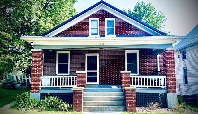 Helen's House-3 bed, 2 bath bungalow 3 blocks from Main Street!