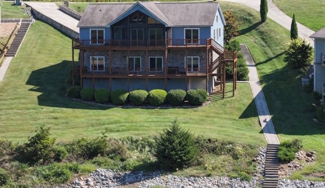 "Hidden Legacy" Lakefront 5-bed/4 Bunk/4.5 Baths w/private dock on Norris Lake!