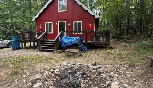 Higgins Lake Getaway AC, Fire Pit & WiFi < 1 Mile from South State Park