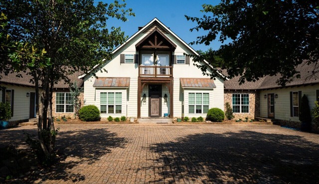 High Point Retreat in the Heart of Mentone!