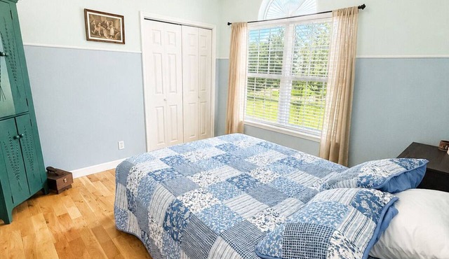 Hillside Hideaway is a spacious five-bedroom retreat nestled in a quiet neighborhood in St. Robert, Missouri, just minutes from Fort Leonard Wood