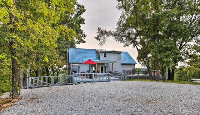 Hilltop Hideaway' Branson Home w/Trampoline