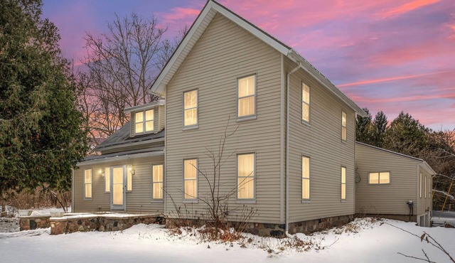 Historic 1896 Farmhouse on 13 Acres, Sleeps 12, 7 Min to Pine Knob