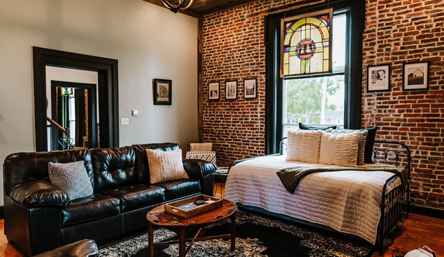 Historic Bourbon Trail Home - Hot Tub - Sleeps 9 - Modern Amenities