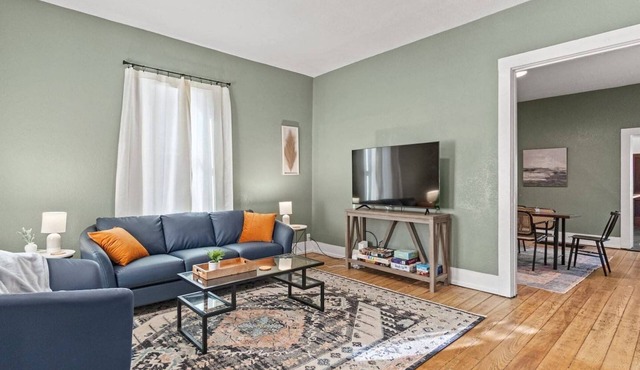 Historic Brick 3 Bed Parking, Patio & Pets Welcome