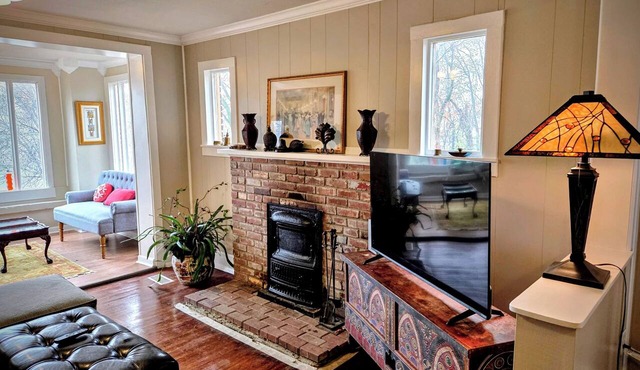 Historic Carrie Tucker Cottage with view of Spring River in charming Hardy, Ark.