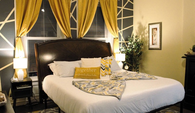 Historic Highlands Retreat! Spacious Rustic Apt in the Heart of it all!