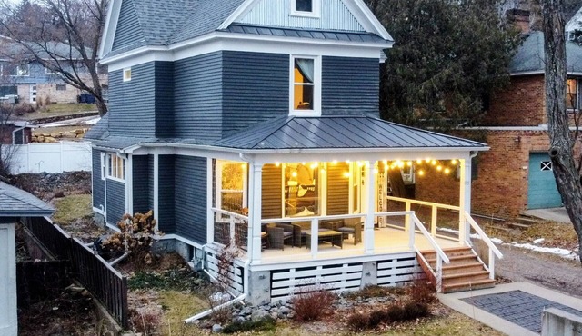 Historic Home w/Large Kitchen-Comfy Beds-Laundry