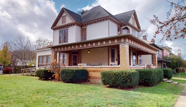 Historic Vacation Home Rental near Hocking Hills in Nelsonville Ohio
