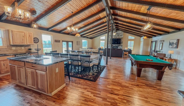 Hocking Hills Lodge 2 Hot Tubs Fireplace Sleeps 12 Pet-Friendly