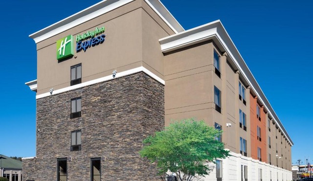 Holiday Inn Express & Suites Greensboro - I-40 atWendover by IHG