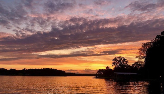 Home on Hot Springs beautiful Lake Hamilton. TWO MASTER SUITES!