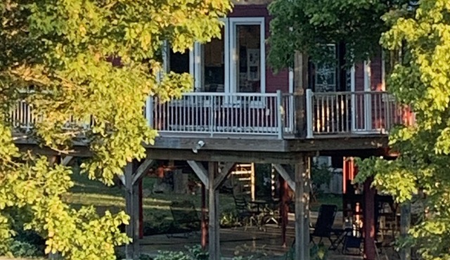 Home plus Guest Cottage w' Hot Tub right on the river.
