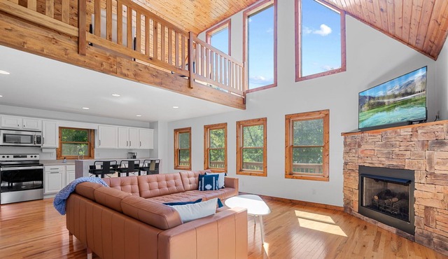 Hot tub, Mountain views, Game room! Updated and dog-friendly!