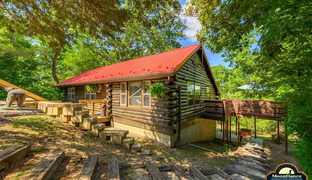 Hot tub, Pet Friendly, Woodsy home near Downtown