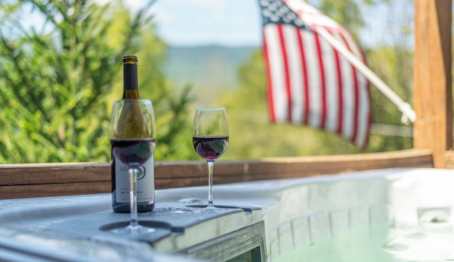 Hot Tub+River Views, Grill, Fireplace! Mtn Views, Private, 5 Min to Burnsville!