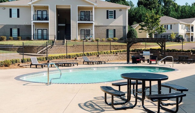 Hotty Toddy! Newly Renovated 2 Bedroom, 2 Bathroom. Walk to Grove! 1st Floor.