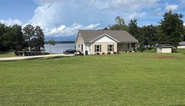 House on Lake Eufaula with beach, kayak and jacuzzi in Abbeville, Eufaula Al.
