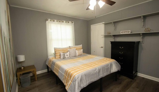 House - Sleeps 8 - Parking - Malls Close