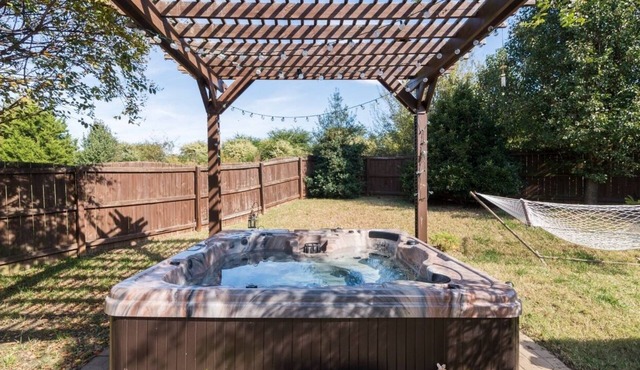 Hummingbird Manor - Relax in Hot Tub in Private Backyard with fire pit area