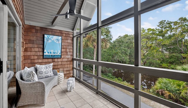 Ideal Weekend Getaway! Only 200 Yards to Beach, Popular East Beach Area!