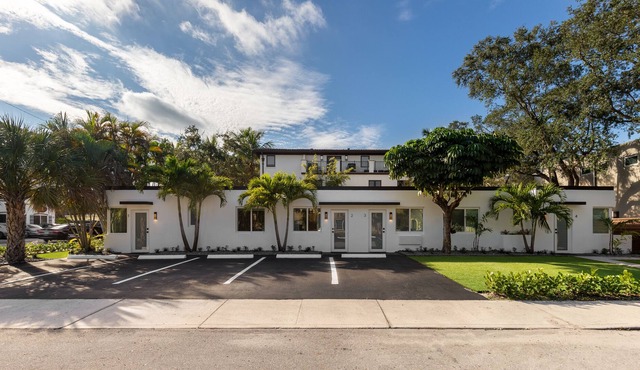 Immaculate One-Bedroom Vacation Rental- WALK TO LAS OLAS