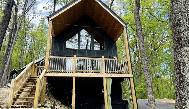 Incredible Cottage with Hot-Tub and Deck in Sevierville, Tennessee