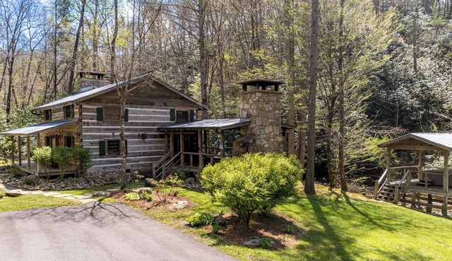 Indian Creek: Secluded, Beautiful Authentic Style Log Cabin in Gatlinburg