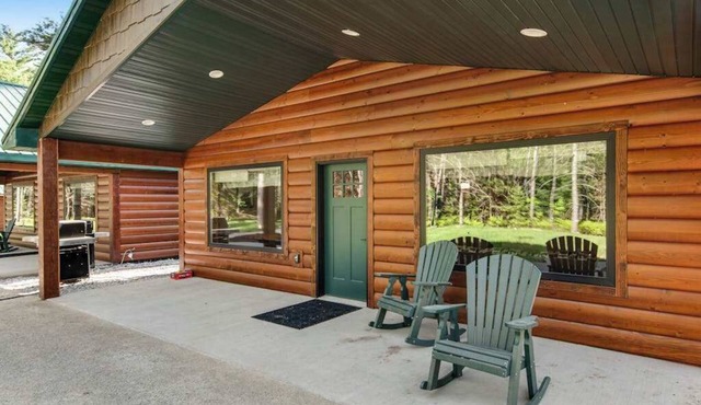 Inviting Dog-Friendly Cabin with Hot Tub & AC