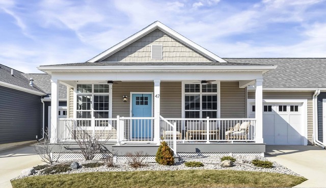 Inviting New Villa with pool in charming Lakeside Marblehead
