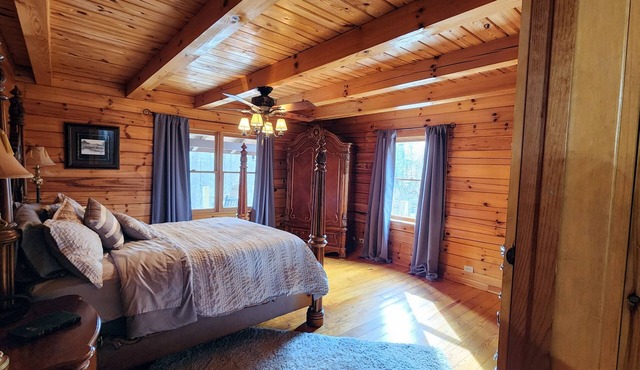 JennyBud Cabin. Private with HotTub and Firepit.
