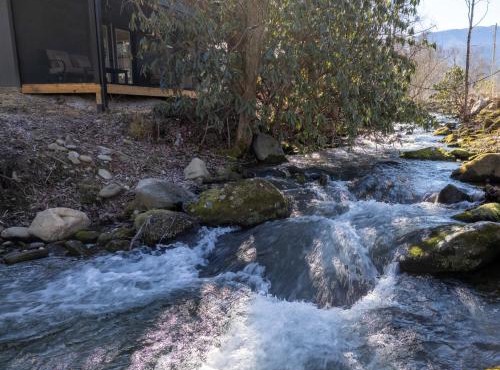 Joyful Cottage, Pickleball Court, Creek, WIFI, Mountain Views, Starting at 69"