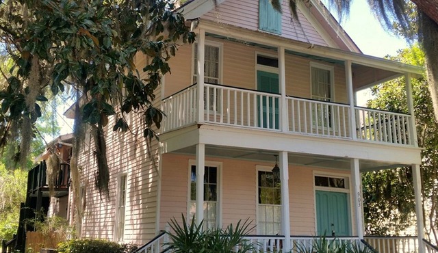 Just 2 mi. to Parris Island & Beaufort, Walk to Beach & Shops - Sleeps 6 - Wi-FI