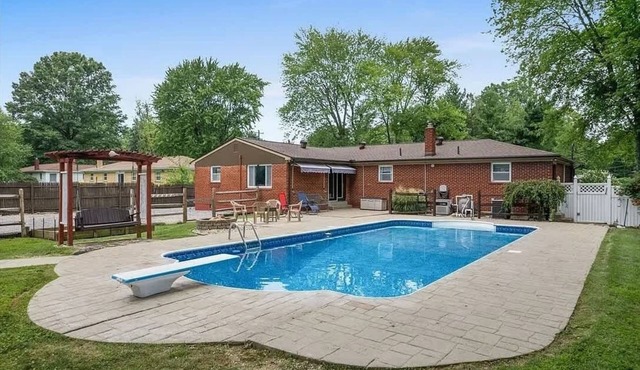 Just like home w Pool & Pool table