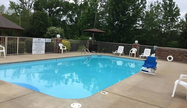 Just What You Were Looking For! 3 Comfortable Units, Free Parking & Breakfast, Pool