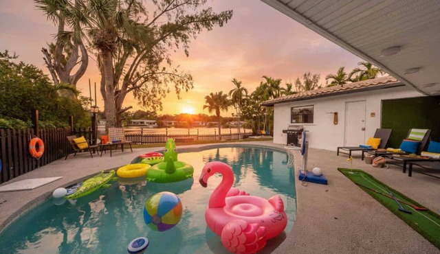 [Kids Favourite] World Cup Lakefront Hub | 5BR | Heated Pool & Fire Table
